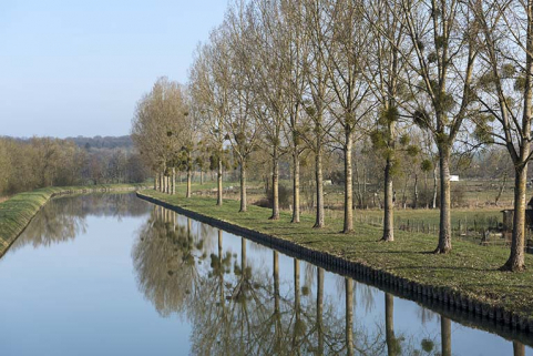 Le canal, vue vers l'amont. © Région Bourgogne-Franche-Comté, Inventaire du patrimoine Le canal, vue vers l'amont. © Région Bourgogne-Franche-Comté, Inventaire du patrimoine