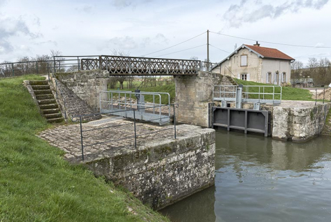 Porte de garde, passerelle et maison du garde, vues de la rive gauche en amont.  © Région Bourgogne-Franche-Comté, Inventaire du patrimoine Porte de garde, passerelle et maison du garde, vues de la rive gauche en amont.  © Région Bourgogne-Franche-Comté, Inventaire du patrimoine