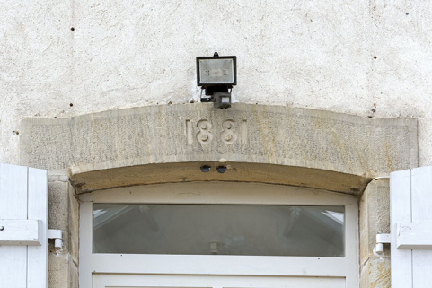 Date portée 1881 sur le linteau de la porte d'entrée.  © Région Bourgogne-Franche-Comté, Inventaire du patrimoine Date portée 1881 sur le linteau de la porte d'entrée.  © Région Bourgogne-Franche-Comté, Inventaire du patrimoine