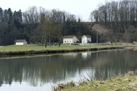 La saône et le site du barrage mobile. © Région Bourgogne-Franche-Comté, Inventaire du patrimoine La saône et le site du barrage mobile. © Région Bourgogne-Franche-Comté, Inventaire du patrimoine