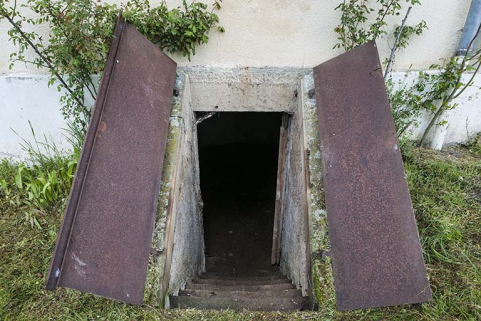 Porte d'accès à la cave, maison du barragiste. © Région Bourgogne-Franche-Comté, Inventaire du patrimoine Porte d'accès à la cave, maison du barragiste. © Région Bourgogne-Franche-Comté, Inventaire du patrimoine