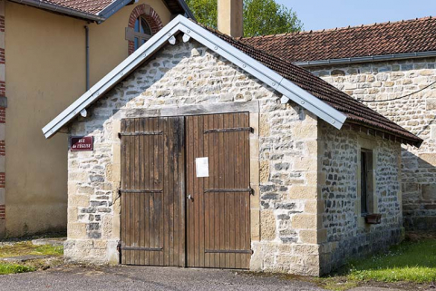 Local de la rémise à pompe de la commune. © Région Bourgogne-Franche-Comté, Inventaire du patrimoine Local de la rémise à pompe de la commune. © Région Bourgogne-Franche-Comté, Inventaire du patrimoine