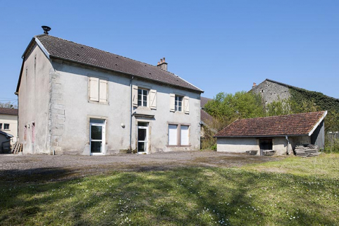 Vue d'ensemble de la façade postérieure avec les anciens cabinets d'aisance. © Région Bourgogne-Franche-Comté, Inventaire du patrimoine Vue d'ensemble de la façade postérieure avec les anciens cabinets d'aisance. © Région Bourgogne-Franche-Comté, Inventaire du patrimoine