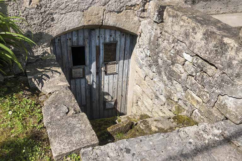 Entrée de cave. © Région Bourgogne-Franche-Comté, Inventaire du patrimoine Entrée de cave. © Région Bourgogne-Franche-Comté, Inventaire du patrimoine