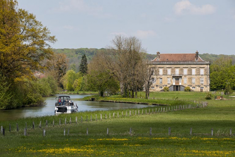 Le château, longé par la Saône. © Région Bourgogne-Franche-Comté, Inventaire du patrimoine Le château, longé par la Saône. © Région Bourgogne-Franche-Comté, Inventaire du patrimoine