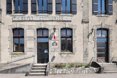 Vue de détail, rez-de-chaussée de la façade principale. © Région Bourgogne-Franche-Comté, Inventaire du patrimoine Vue de détail, rez-de-chaussée de la façade principale. © Région Bourgogne-Franche-Comté, Inventaire du patrimoine