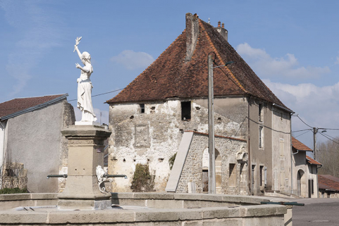 La fontaine et l'ancien presbytère. © Région Bourgogne-Franche-Comté, Inventaire du patrimoine La fontaine et l'ancien presbytère. © Région Bourgogne-Franche-Comté, Inventaire du patrimoine