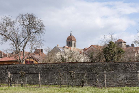 Le clocher del'église depuis la rue aux Veaux. © Région Bourgogne-Franche-Comté, Inventaire du patrimoine Le clocher del'église depuis la rue aux Veaux. © Région Bourgogne-Franche-Comté, Inventaire du patrimoine