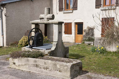 Puits situé rue Antoine Lumière. © Région Bourgogne-Franche-Comté, Inventaire du patrimoine Puits situé rue Antoine Lumière. © Région Bourgogne-Franche-Comté, Inventaire du patrimoine