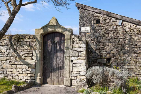 Porte d'accès au jardin de l'ancien presbytère. © Région Bourgogne-Franche-Comté, Inventaire du patrimoine Porte d'accès au jardin de l'ancien presbytère. © Région Bourgogne-Franche-Comté, Inventaire du patrimoine
