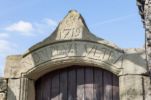 Détail de l'inscription sur le linteau de la porte. © Région Bourgogne-Franche-Comté, Inventaire du patrimoine Détail de l'inscription sur le linteau de la porte. © Région Bourgogne-Franche-Comté, Inventaire du patrimoine