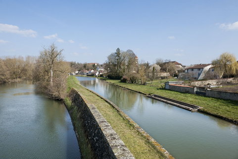 La Saône et le bief construit dans les années 1880. © Région Bourgogne-Franche-Comté, Inventaire du patrimoine La Saône et le bief construit dans les années 1880. © Région Bourgogne-Franche-Comté, Inventaire du patrimoine