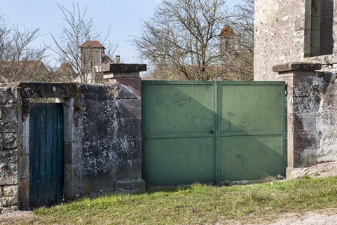 Entrée côté "champ". © Région Bourgogne-Franche-Comté, Inventaire du patrimoine Entrée côté "champ". © Région Bourgogne-Franche-Comté, Inventaire du patrimoine