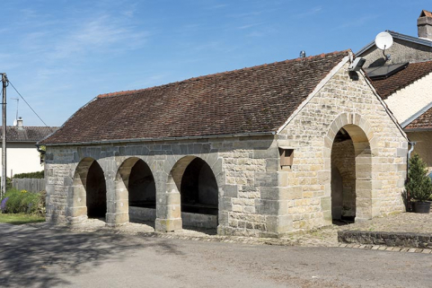 Vue générale du lavoir, rue de la Charlotte. © Région Bourgogne-Franche-Comté, Inventaire du patrimoine Vue générale du lavoir, rue de la Charlotte. © Région Bourgogne-Franche-Comté, Inventaire du patrimoine