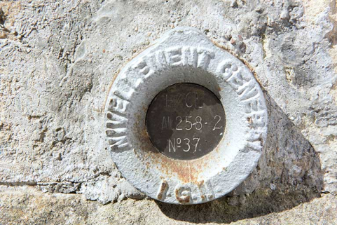 Répère de nivellement, église d'Aisey. © Région Bourgogne-Franche-Comté, Inventaire du patrimoine Répère de nivellement, église d'Aisey. © Région Bourgogne-Franche-Comté, Inventaire du patrimoine
