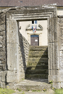 Porte extérieure située dans le mur d'enclos. © Région Bourgogne-Franche-Comté, Inventaire du patrimoine Porte extérieure située dans le mur d'enclos. © Région Bourgogne-Franche-Comté, Inventaire du patrimoine