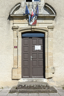 Porte de la façade principale. © Région Bourgogne-Franche-Comté, Inventaire du patrimoine Porte de la façade principale. © Région Bourgogne-Franche-Comté, Inventaire du patrimoine