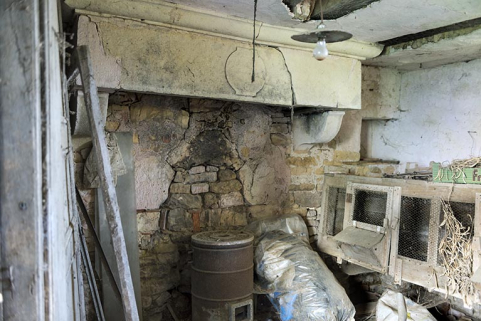 Cheminée au rez-de-chaussée du pigeonnier. © Région Bourgogne-Franche-Comté, Inventaire du patrimoine Cheminée au rez-de-chaussée du pigeonnier. © Région Bourgogne-Franche-Comté, Inventaire du patrimoine