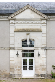 La porte de la travée principale surmontée d'un fronton triangulaire. © Région Bourgogne-Franche-Comté, Inventaire du patrimoine La porte de la travée principale surmontée d'un fronton triangulaire. © Région Bourgogne-Franche-Comté, Inventaire du patrimoine