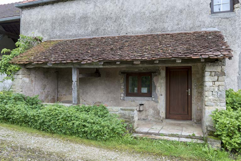 Auvent protégeant l'entrée. © Région Bourgogne-Franche-Comté, Inventaire du patrimoine Auvent protégeant l'entrée. © Région Bourgogne-Franche-Comté, Inventaire du patrimoine