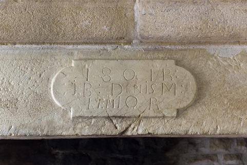 Détail sur le linteau de la cheminée. © Région Bourgogne-Franche-Comté, Inventaire du patrimoine Détail sur le linteau de la cheminée. © Région Bourgogne-Franche-Comté, Inventaire du patrimoine