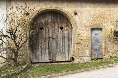 Entrée d'une grange à Aisey. © Région Bourgogne-Franche-Comté, Inventaire du patrimoine Entrée d'une grange à Aisey. © Région Bourgogne-Franche-Comté, Inventaire du patrimoine