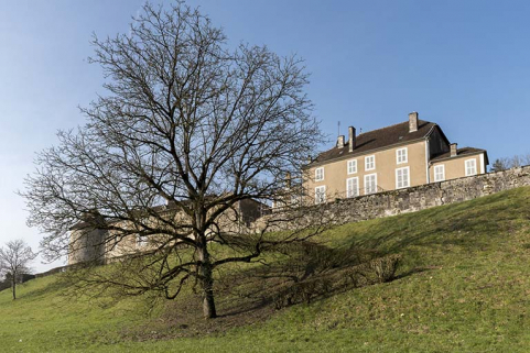 Vue depuis l'ancien fossé. © Région Bourgogne-Franche-Comté, Inventaire du patrimoine Vue depuis l'ancien fossé. © Région Bourgogne-Franche-Comté, Inventaire du patrimoine