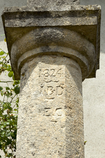 Croix dite de la fontaine, rue d'Ovanches : inscription et date. © Région Bourgogne-Franche-Comté, Inventaire du patrimoine Croix dite de la fontaine, rue d'Ovanches : inscription et date. © Région Bourgogne-Franche-Comté, Inventaire du patrimoine