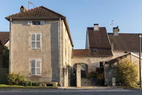 Ferme en retour d'équerre, 14-16 rue de la Dame Blanche. Le bâtiment abritant la grange et l'étable à vaches a été modifié. © Région Bourgogne-Franche-Comté, Inventaire du patrimoine