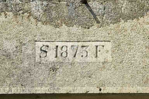 Ferme en retour d'équerre sur cour, 11 rue de la Fontenotte : date 1873 inscrite sur le linteau de l'étable à vaches, entre les initiales S et F. © Région Bourgogne-Franche-Comté, Inventaire du patrimoine