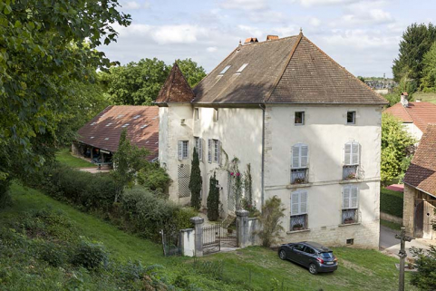 Vue générale de trois quart de la façade antérieure, avec la tourelle et l'ancien "grangeage". © Région Bourgogne-Franche-Comté, Inventaire du patrimoine