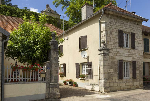 Vue de l'aile abritant le logis. © Région Bourgogne-Franche-Comté, Inventaire du patrimoine