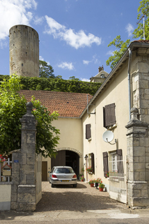 Vue partielle des bâtiments autour de la cour, depuis la rue du Pâquis. © Région Bourgogne-Franche-Comté, Inventaire du patrimoine