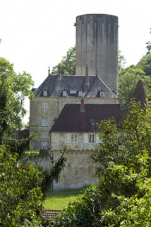 Vue générale depuis le parvis de l'église : "vieux château", "nouveau château" et donjon. © Région Bourgogne-Franche-Comté, Inventaire du patrimoine