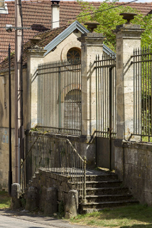 La maison du portier à l'entrée du château, au bas de la rue de la Garenne. © Région Bourgogne-Franche-Comté, Inventaire du patrimoine