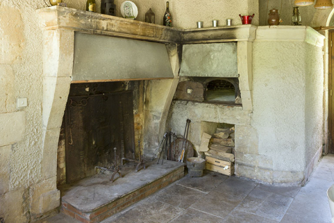 Intérieur du logis : la cheminée de la cuisine et le four à pain. © Région Bourgogne-Franche-Comté, Inventaire du patrimoine