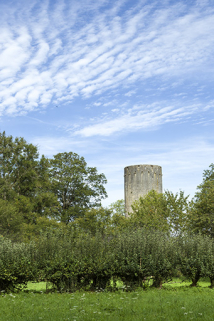 Le donjon et le verger depuis le parc. © Région Bourgogne-Franche-Comté, Inventaire du patrimoine