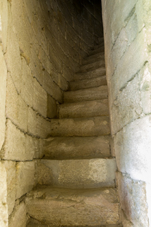 Intérieur du donjon : l'escalier en pierre. © Région Bourgogne-Franche-Comté, Inventaire du patrimoine