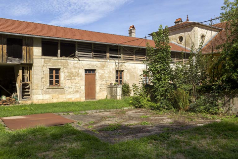 Aile nord-est depuis la cour : ancien logis des fermiers. © Région Bourgogne-Franche-Comté, Inventaire du patrimoine