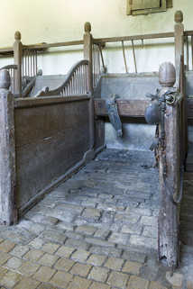 Intérieur de l'écurie : vue d'une stalle. © Région Bourgogne-Franche-Comté, Inventaire du patrimoine