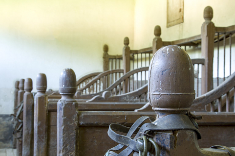 Intérieur de l'écurie : le décor des cloisons des stalles. © Région Bourgogne-Franche-Comté, Inventaire du patrimoine