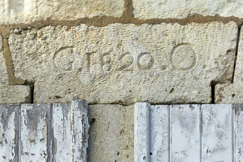 Détail : inscription sur la façade postérieure. © Région Bourgogne-Franche-Comté, Inventaire du patrimoine