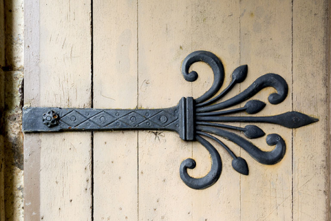 Détail ornemental de la porte d'entrée. © Région Bourgogne-Franche-Comté, Inventaire du patrimoine