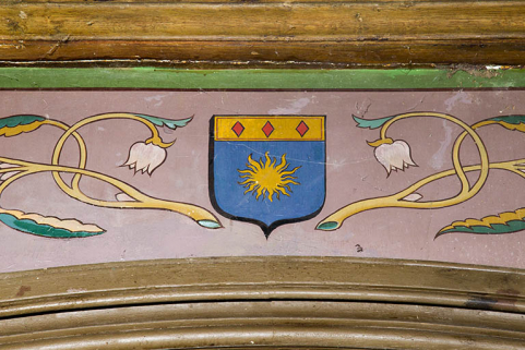 Intérieur : détail du décor peint : les armoiries simplifiées de la famille de Boutechoux, peintes sur le mur est. © Région Bourgogne-Franche-Comté, Inventaire du patrimoine