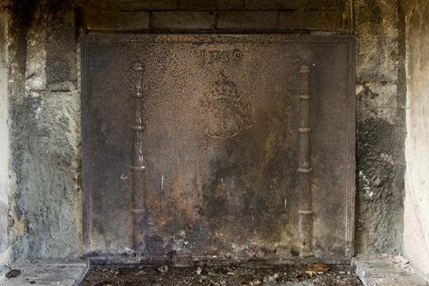 Plaque de cheminée en réemploi portant la date 1749 et des armoiries (non identifiées). © Région Bourgogne-Franche-Comté, Inventaire du patrimoine