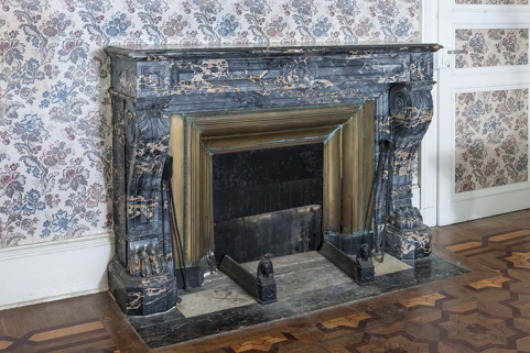 Cheminée en marbre dans une chambre située au rez-de-chaussée. © Région Bourgogne-Franche-Comté, Inventaire du patrimoine