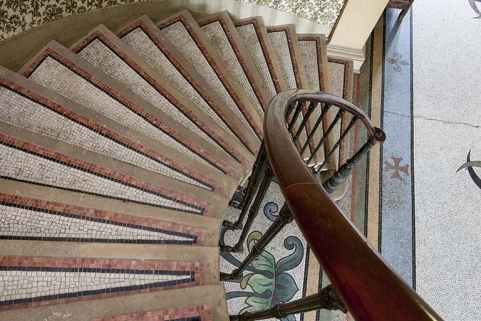 Détail sur la main-courante et de la mosaïque au sol. © Région Bourgogne-Franche-Comté, Inventaire du patrimoine