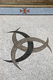 Motifs de la mosaïque recouvrant le sol du hall. © Région Bourgogne-Franche-Comté, Inventaire du patrimoine