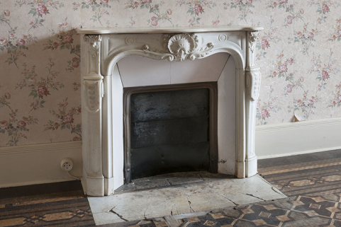 Cheminée en marbre d'une des chambres du rez-de-chaussée. © Région Bourgogne-Franche-Comté, Inventaire du patrimoine