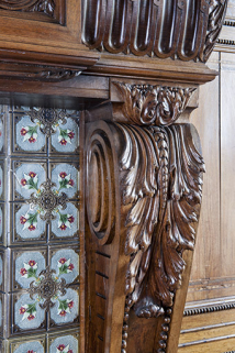 Détail du décor en relief situé sur le haut du peidroit. © Région Bourgogne-Franche-Comté, Inventaire du patrimoine